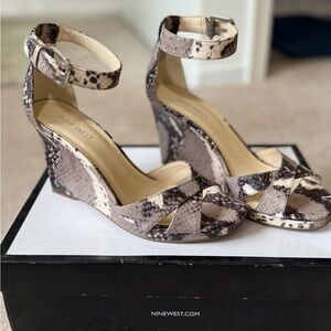 Nine West Women's Miranda Snakeskin Wedge Sandals Size 7 1/2 (7.5)